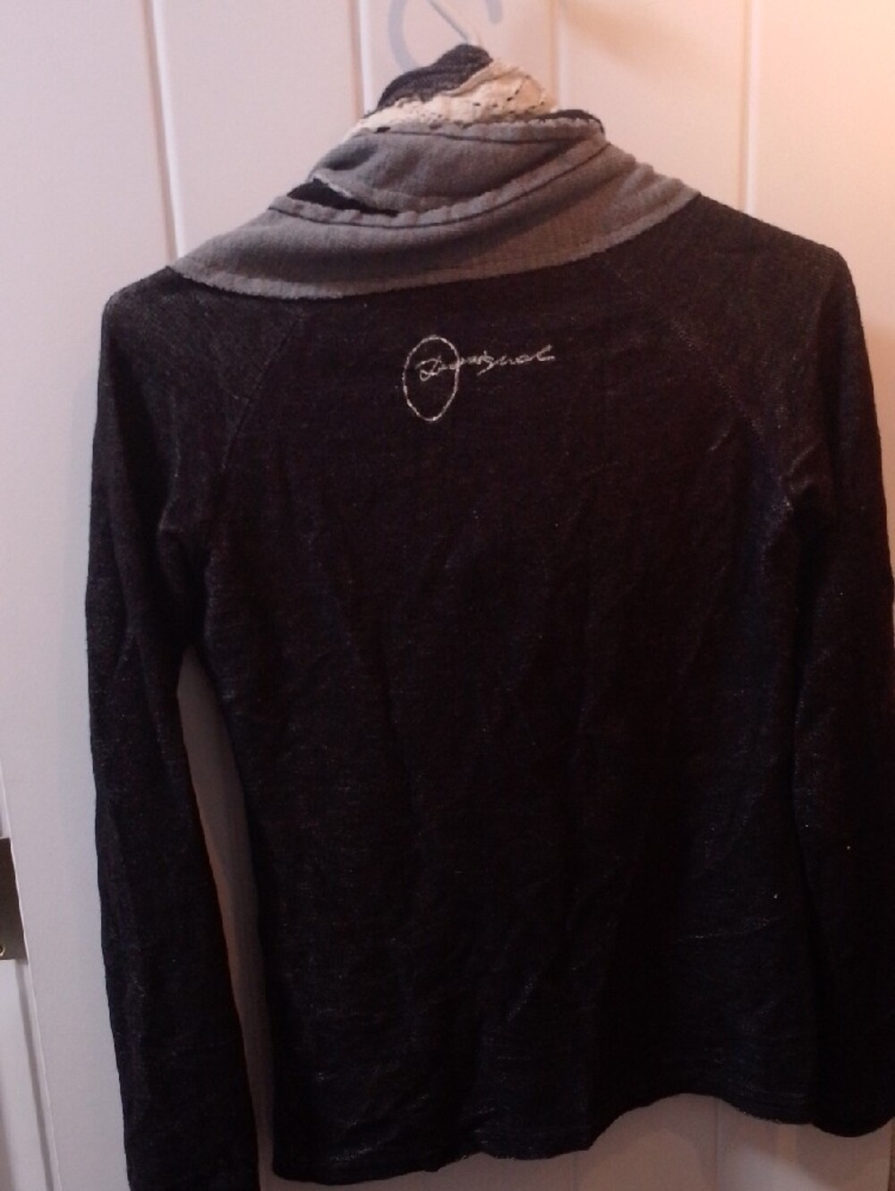 Desig Women's Black Long-Sleeve Sweater with Layered Gray Scarf - Picture 8 of 8